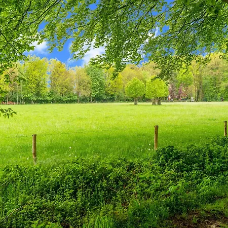 Inviting Holiday In With Garden בית נופש